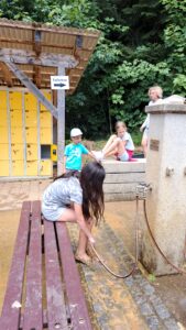 Foresta nera con i bambini: Barkfuss Park, gli armadietti e il lavaggio dei piedi