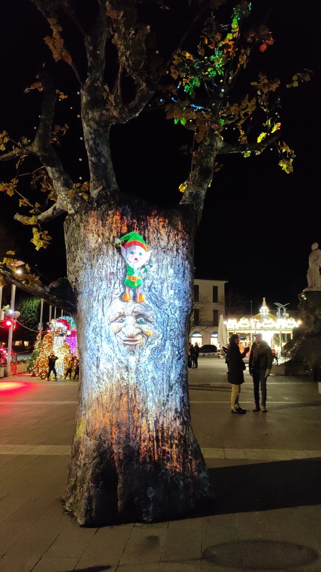 Natale in Lombardia: Luci su secco, albero parlante