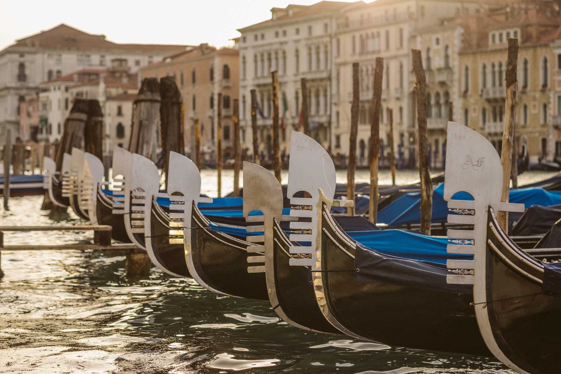 Come le gondole di Venezia hanno assunto la loro forma unica?