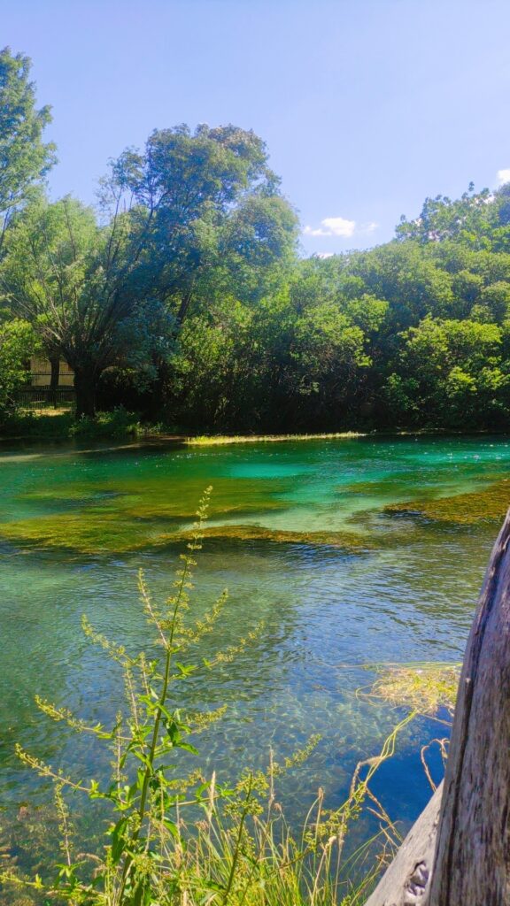 Canoa sul Tirino, il verde e l'azzurro