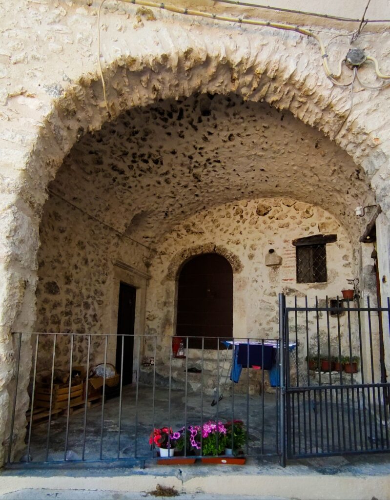 Castel del Monte, le case tipiche