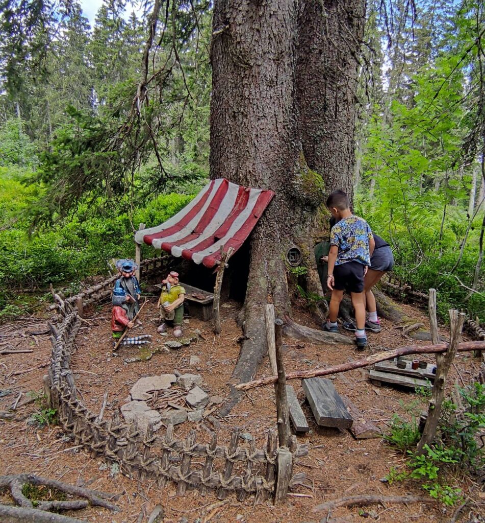 Foresta nera con i bambini - il sentiero degli gnomi - le stazioni in copertina