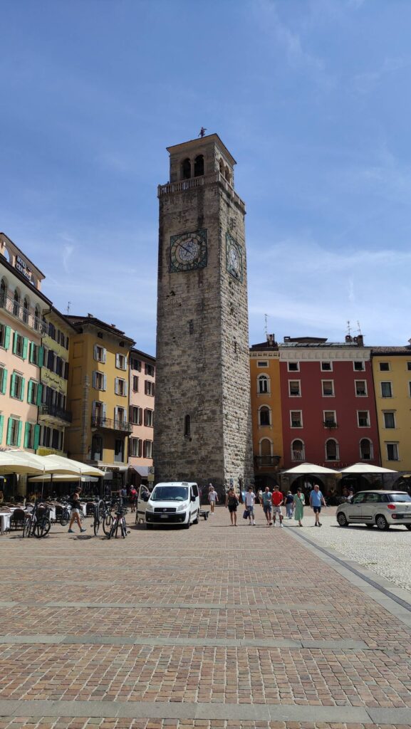 cosa fare a Riva del Garda, il centro e la Torre Apponale copertina