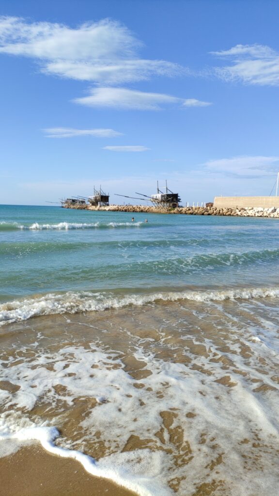 Le spiagge più belle d'Abruzzo, punta Penna con vista sui Trabocchi