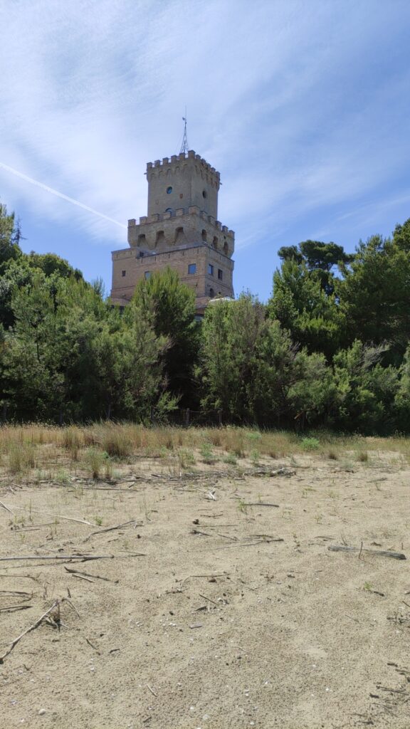 Le spiagge più belle d'Abruzzo, Torre Cerrano - la torre