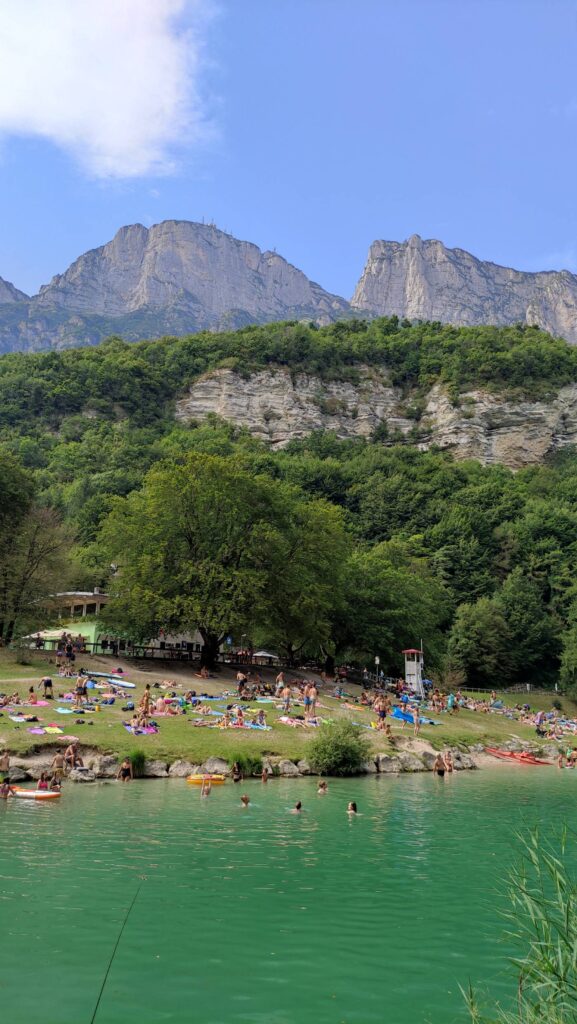 Lago di Lamar, le vette e la spiaggia