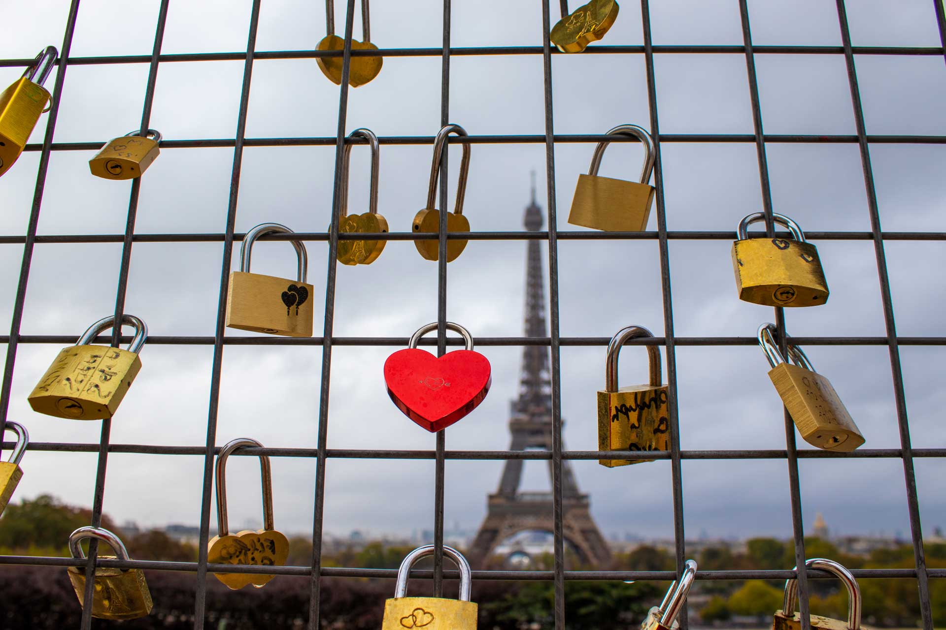 Come è nata la tradizione dei “Love Locks” sui ponti di Parigi?