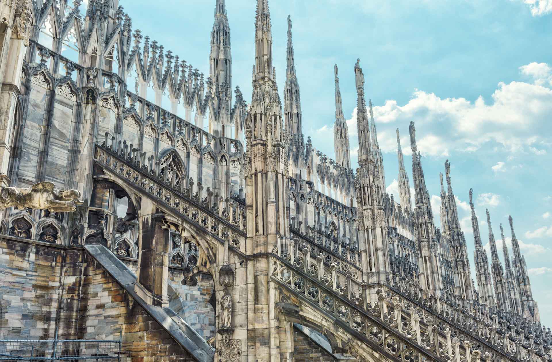 Perché il Duomo di Milano ha così tante guglie?